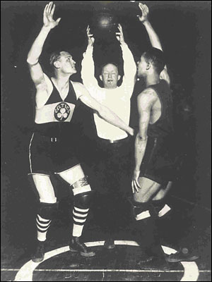 Joe Lapchick (esquerda) do Original Celtics e "Tarzan" Cooper do Rens