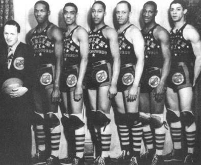 Globetrotters de 1940, campeão do World Professional Basketball Tournament. Da esquerda para direita: secretário Chuck Jones, Babe Pressley, Sonny Boswell, Hillary Brown, Inman Jackson, Ted Strong e Bernie Price