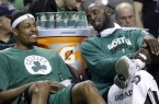 13mar2013---paul-pierce-e-kevin-garnett-descansam-no-banco-de-reservas-durante-vitoria-dos-celtics-sobre-os-raptors-1363237164155_956x500