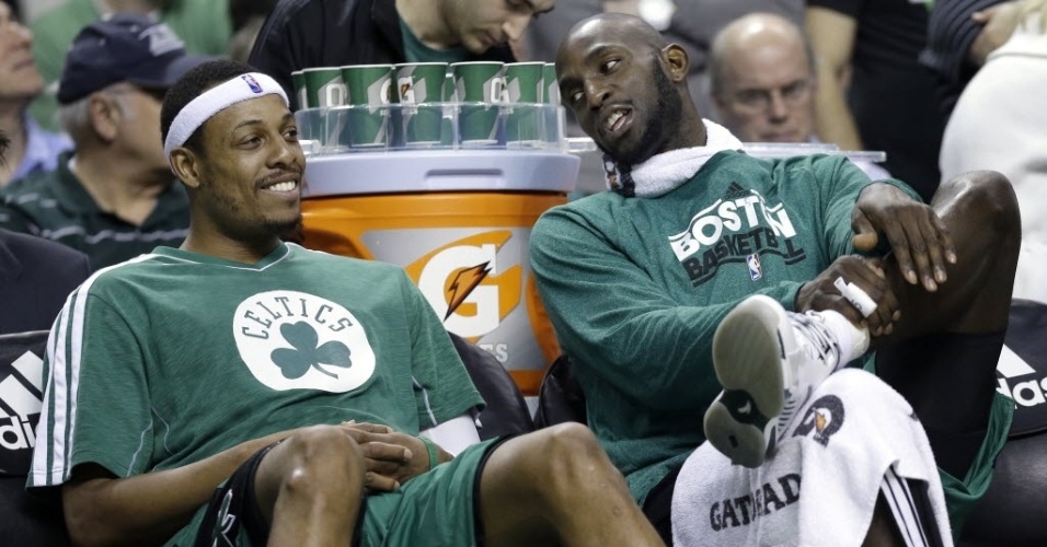 13mar2013---paul-pierce-e-kevin-garnett-descansam-no-banco-de-reservas-durante-vitoria-dos-celtics-sobre-os-raptors-1363237164155_956x500