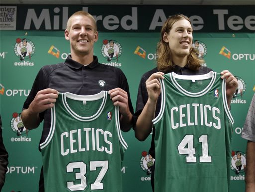 Os recém-draftados Colton Iverson, a esquerda, e Kelly Olynky, são as apostas do Boston Celtics para a próxima temporada da NBA. (Foto: AP Photo/Steven Senne)