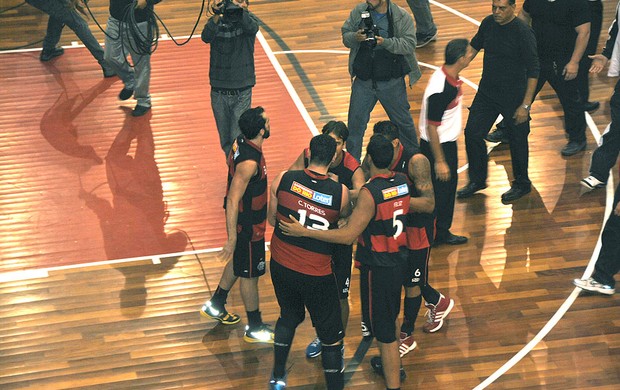 A confusão no jogo quatro da série entre Flamengo e São José quase tirou o pivô Caio Torres da final do NBB. (Foto: João Gabriel Rodrigues) 