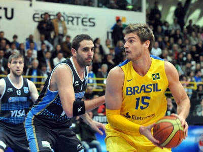 Tiago Splitter mostrou todo o seu domínio contra a Argentina (Crédito: Colin Foster - CBB)