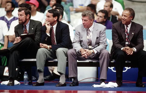 A comissão técnica do Dream Team de 1992 era formada por P.J. Carlesimo, Mike Krzyzewski, Chuck Daly e Lenny Wilkens.