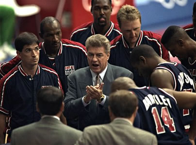 Chuck Daly dá as instruções para o melhor time já formado em toda a história do basquete olímpico mundial.