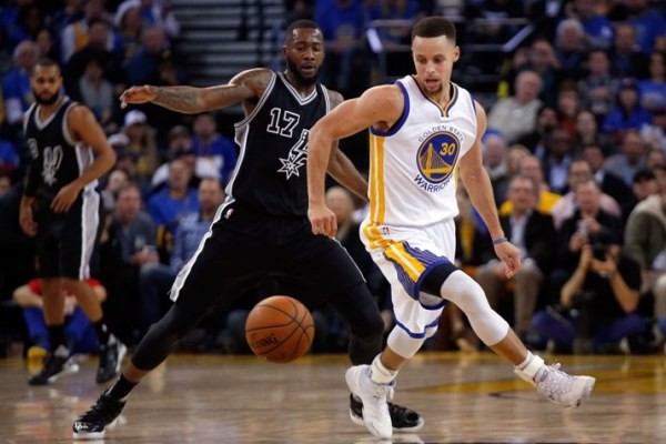 OAKLAND, CA - JANUARY 25: Stephen Curry #30 of the Golden State Warriors and Jonathon Simmons #17 of the San Antonio Spurs go for a loose ball at ORACLE Arena on January 25, 2016 in Oakland, California. NOTE TO USER: User expressly acknowledges and agrees that, by downloading and or using this photograph, User is consenting to the terms and conditions of the Getty Images License Agreement. Ezra Shaw/Getty Images/AFP
== FOR NEWSPAPERS, INTERNET, TELCOS & TELEVISION USE ONLY ==