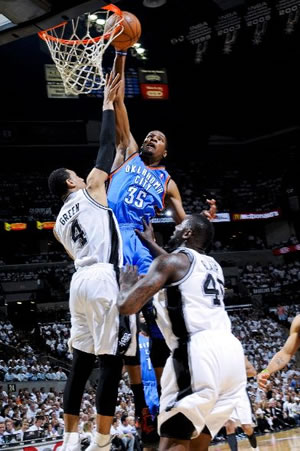 Kevin Durant começou mal o jogo 5, mas deslanchou no 2º tempo contra os Spurs