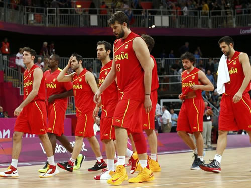 Seleção espanhola sai de quadra abatida após a derrota para a equipe da Rússia. (Crédito: Reuters)