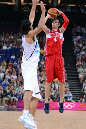 Com a mão certeira, Alexei Shved ajudou a Rússia a conquistar a medalha de bronze no basquete masculino de Londres. (Crédito: FIBA)