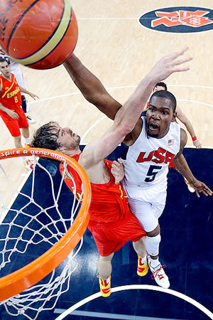 Kevin Durant teve muito trabalho para levar os EUA à vitória na decisão da medalha de ouro contra a Espanha. (Crédito: AP)