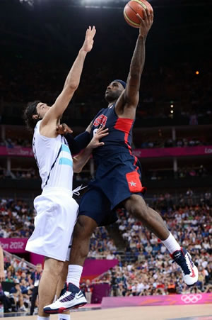 LeBron James e os EUA passaram por cima da Argentina na semifinal como um rolo compressor. (Crédito: FIBA)