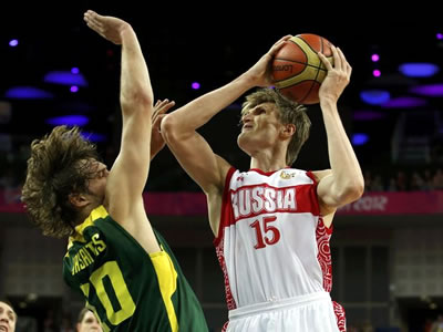 Com mais um "double-double", Andrei Kirilenko liderou a Rússia contra Lituânia nas quartas de final. (Crédito: Reuters)