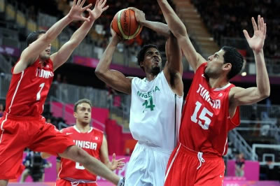 Alade Aminu ajudou a Nigéria a estrear com o pé direito contra a Tunísia. (Crédito: FIBA)
