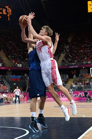 Andrei Kirilenko brilha na vitória sobre a Grã-Bretanha. (Crédito: FIBA)