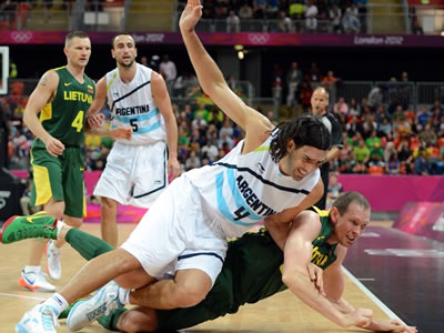 Luis Scola mostrou toda a sua garra e vontade no triunfo contra a Lituânia. (Crédito: AFP)