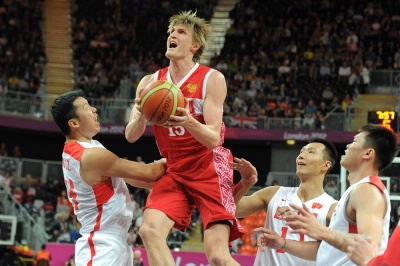 Andrei Kirilenko encara a marcação chinesa em direção a bandeja. (Crédito: FIBA)