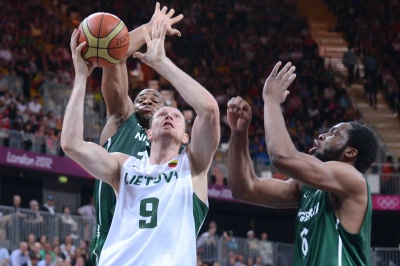 Darius Songaila ajudou a Lituânia a se recuperar da derrota na estreia. (Crédito: FIBA)