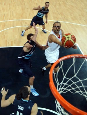 Tony Parker da França venceu o duelo particular contra Manu Ginobili da Argentina. (Crédito: Getty Images)