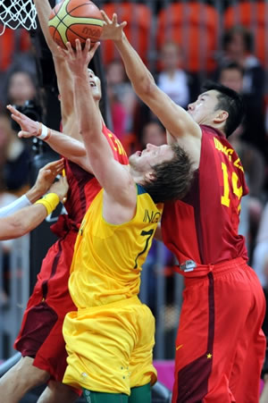 Joe Ingles teve uma boa atuação dentro do garrafão pela Austrália na partida contra a China. (Crédito: FIBA)