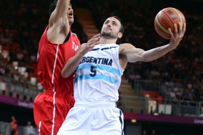 A Argentina de Manu Ginobili teve que suar a camisa para vencer a Tunísia. (Crédito: FIBA)