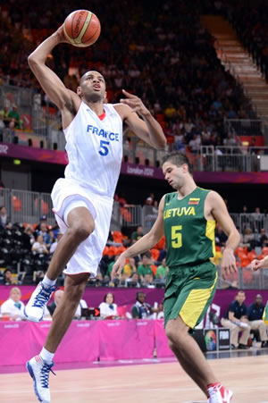 Apesar dos 21 pontos de Tony Parker, Nicolas Batum ajudou a França tanto no ataque quanto na defesa contra a Lituânia. (Crédito: FIBA)