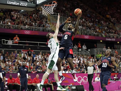 LeBron James assumiu a responsabilidade pelos EUA no final da partida contra a Lituânia. (Crédito: AP)