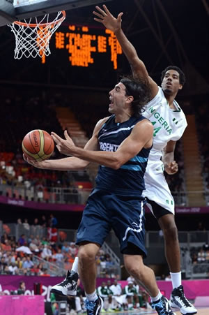 Luis Scola carregou a Argentina nas costas na vitória sobre a Nigéria. (Crédito: FIBA)