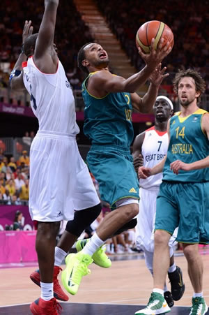 Patrick Mills incendiou a cesta no jogo da Austrália contra a Grã-Bretanha. (Crédito: FIBA)
