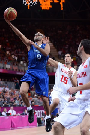 Tony Parker continua garantiu a classificação da França para a próxima fase. (Crédito: FIBA)