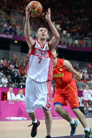 O russo Vitaliy Fridzon protagonizou mais um final de partida incrível. (Crédito: FIBA)