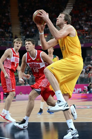 Joe Ingles foi o cestinha da Austrália na surpreendente vitória sobre a Rússia. (Crédito: FIBA)
