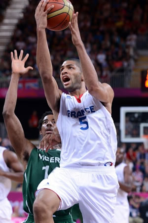 Decisivo no final da partida, Nicolas Batum levou a França à vitória contra a Nigéria. (Crédito: FIBA)