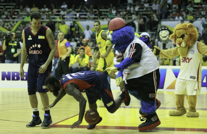 Árbitragem, reporter e até mascote... mas onde estão as verdadeiras estrelas do espetáculo?  Foto: Bruno Spada e João Pires/LNB