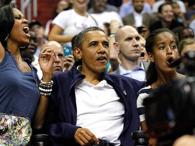 Barack e Michelle Obama vibraram com o excelente jogo entre EUA e Brasil.