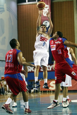 Paulinho Boracini foi um dos 7 jogadores do Pinheiros a registrar pelo menos 10 pontos contra o Tiburones. (Crédito: Gaspar Nobrega/FIBA Américas)