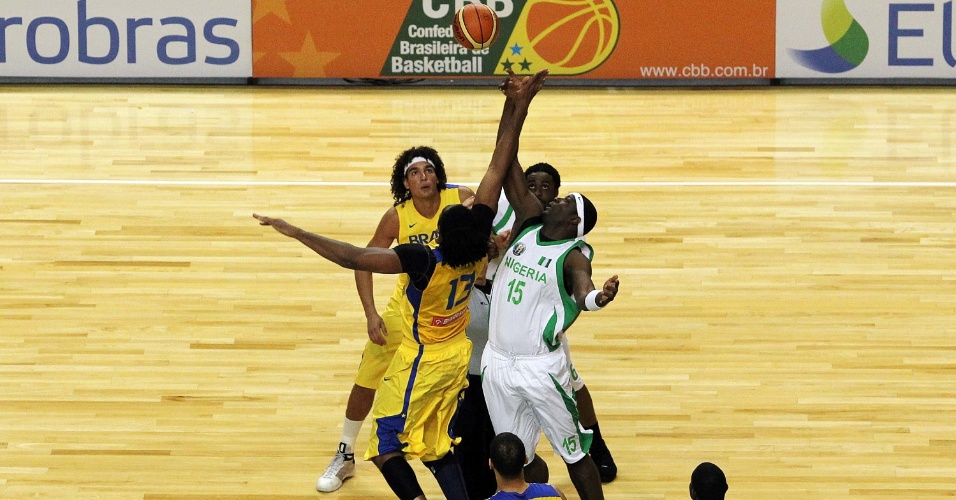 pivo-brasileiro-nene-disputa-o-tapinha-inicial-com-o-nigeriano-oyedeji-1340849660252_956x500