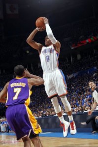 Russell Westbrook foi uma ajuda essencial para Kevin Durant contra os Lakers