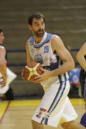 Com a ajuda de Federico Kammerichs, o Regatas (ARG) venceu o Malvin (URU) por 87X79. (Crédito: Sergio Alberto/FIBA Americas)