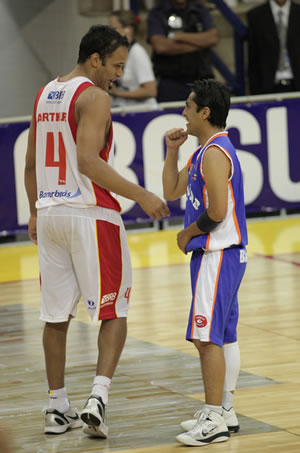 O UniCeub/BRB de Arthur passou fácil pelo Amistad (BOL) do "gigante" Julio Mendoza. (Crédito: Sergio Alberto/FIBA Americas)