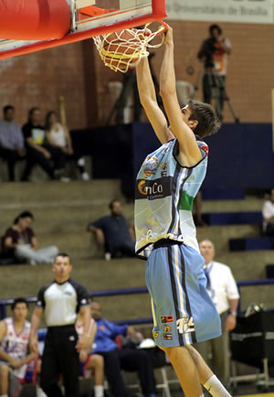 Mesmo sem todos os titulares, a promessa argentina Nicolas Brussino liderou o Regatas (ARG) no triunfo sobre o Amistad (BOL). (Crédito: Sergio Alberto/FIBA Americas)