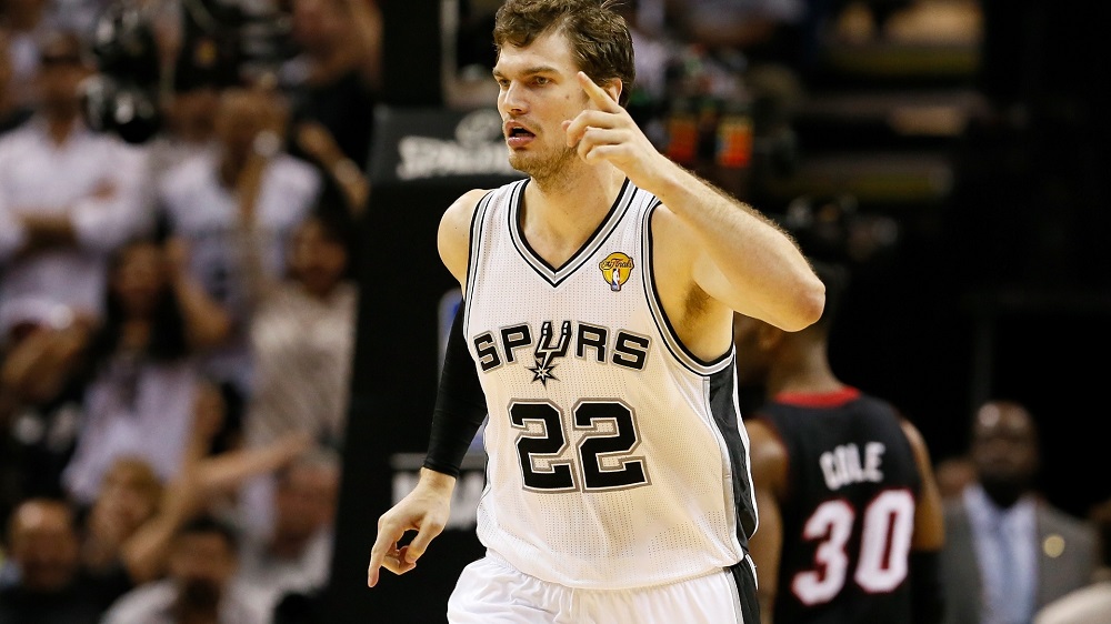 Caso vença a partida de hoje a noite,o pivô Tiago Splitter pode se tornar o primeiro brasileiro campeão da NBA. (Foto: Kevin C. Cox/Getty Images/AFP)