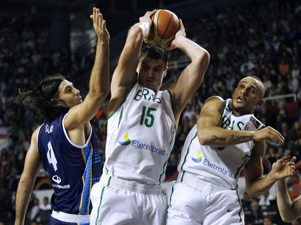 tiago-splitter-e-alex-garcia-encaram-a-marcacao-de-luis-scola-no-duelo-brasil-x-argentina-no-pre-olimpico-das-americas-110911-1317334213426_1024x768