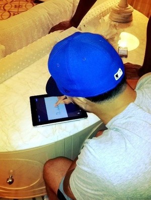 Deron Williams assinando o seu novo contrato com o Nets via Ipad