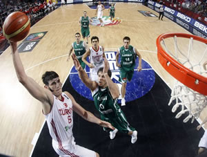Banho turco: Inspirado, Ilyasova ajuda a Turquia a eliminar a Eslovênia