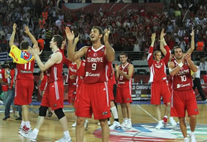 Sem sangue: Ilyasova lidera a Turquia no clássico contra a Grécia